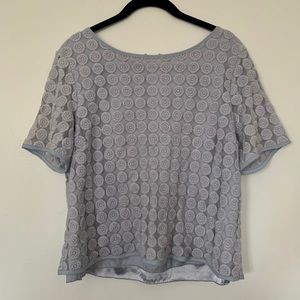 Blue short sleeve shirt circular lace patterns.
